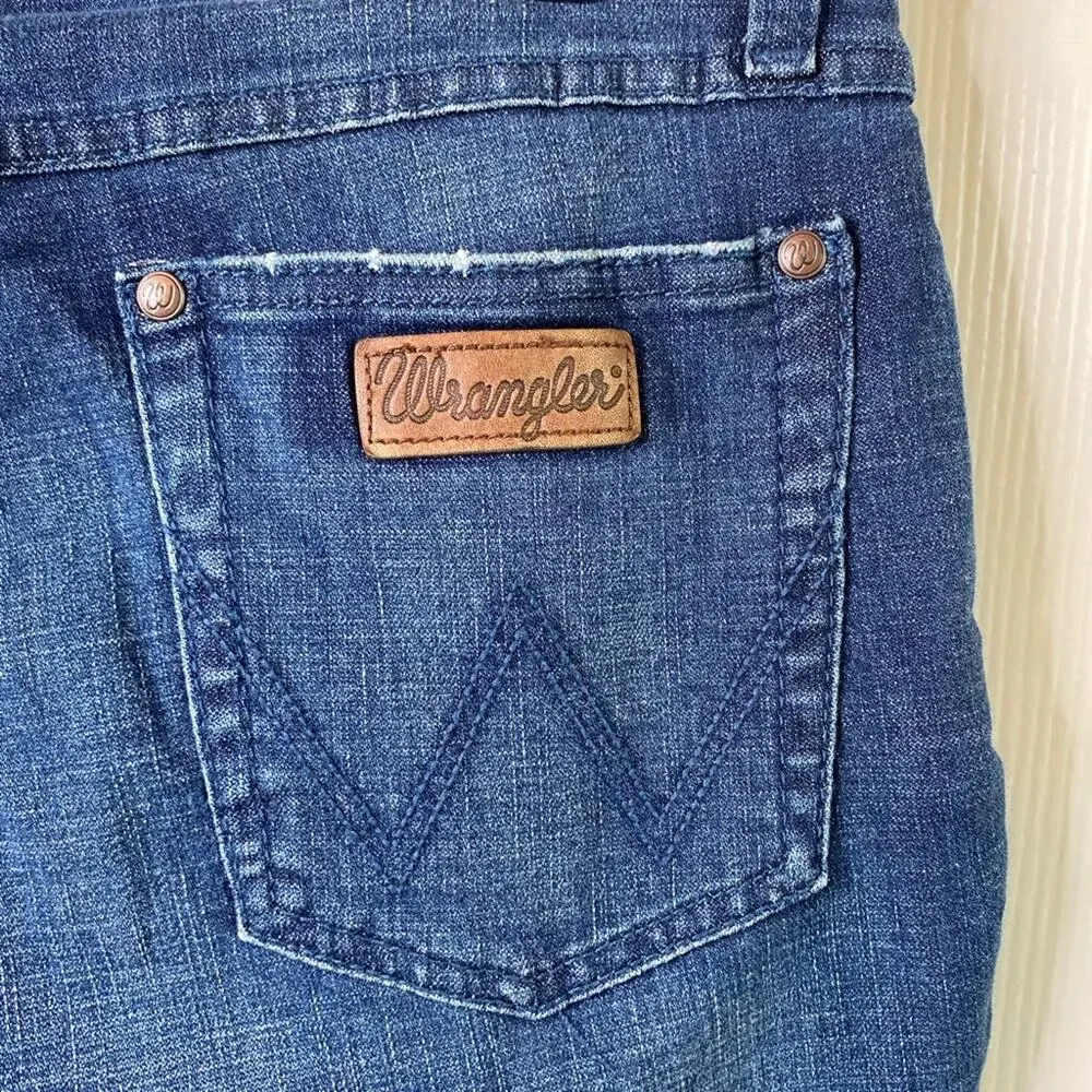 Wrangler Women's Sophia Mid-Rise Flare Leg Blue Jeans. Size 11 Regular Fit